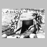 089-0052 Ausgrabung des Huegelgrabes bei Sanditten. Die -Steinkiste- wurde als vorgeschichtliches Denkmal wieder hergestellt. .jpg